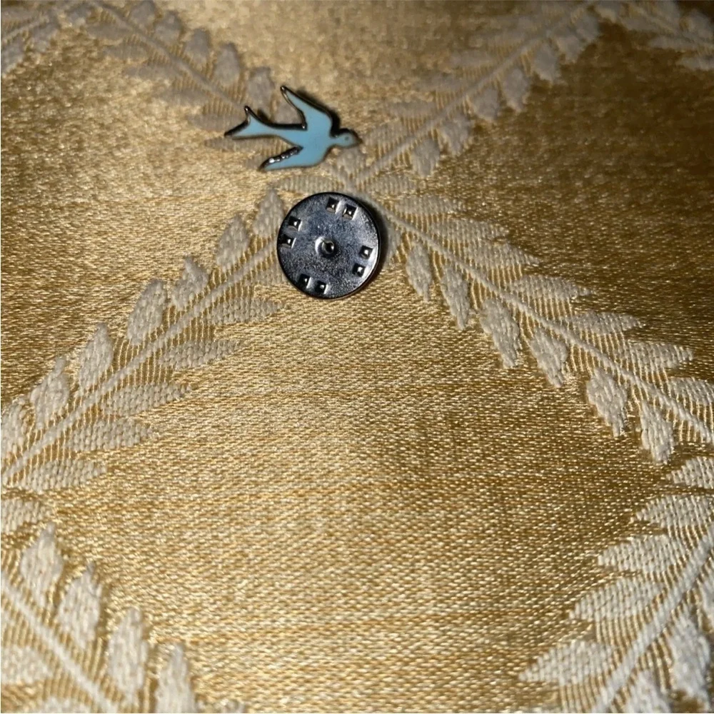 Lapel pin vintage dove of peace ￼‎
